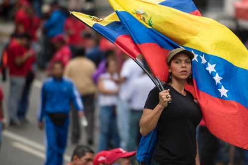Президент Венесуэлы Николя Мадуро (англ. Nicolas Maduro) неоднократно заявлял, что криптовалюта Petro в стране поддерживается 5 миллиардами баррелей нефтяных запасов. Reuters провело обширное расследование, чтобы определить, действительно ли значительная цифровая валюта Petro используется частными лицами и предприятиями в Венесуэле. Жители Венесуэлы сомневаются в существовании Petro | INFBusiness
