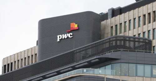 PricewaterhouseCoopers (PWC), одна из крупнейших в мире бухгалтерских фирм, впервые приняла первый биткоиновый платеж за свои услуги. По данным Wall Street Journal, PwC в Гонконге сообщила, что она работает с несколькими стартапами, участвующими в биткоин-индустрии. Это сотрудничество побуждает фирму принять самую известную в мире криптовалюту. Примечательно, что PwC также подтвердила, что начала консультировать клиентов в вопросах криптовалютных инвестиций и ICO. PWC начала принимать биткоин-платежи | INFBusiness