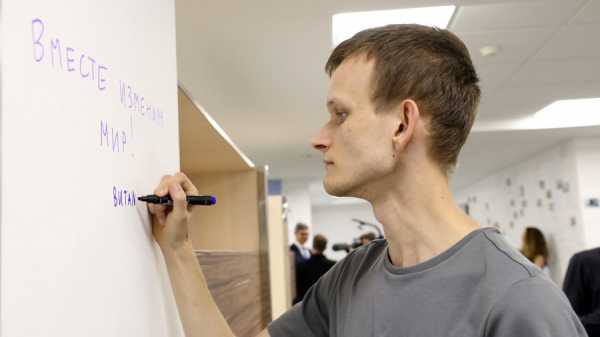 Представители институциональной криптобиржи San Francisco Open Exchange (SFOX) впечатлены результатами работы команды Ethereum Foundation. Аналитики компании настаивают на очень высоком потенциале Эфириума. Проект Виталика Бутерина настолько успешен, что его предложили больше не вносить в категорию альткоинов. Бойся, Биткоин: Эфириум больше не считают альткоином | INFBusiness
