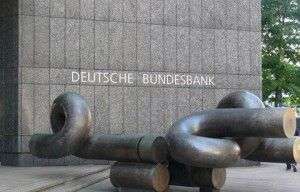 Глава Bundesbank Германии заявил, что цифровые валюты центрального банка (CBDC) могут дестабилизировать финансовые системы и ухудшить работу банковской системы. В своем выступлении на открытии Симпозиума Bundesbank во Франкфурте, Германия, президент Deutsche Bundesbank Йенс Вайдманн сказал, что широкое использование CBDC может иметь «серьезные последствия» и не должно внедряться без тщательной проработки. Глава Bundesbank предупреждает о рисках запуска цифровых валют Центральными банками | INFBusiness