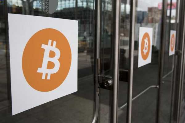 Криптовалюта Биткоин торговалась по цене $5.916,9 в 13:48 (10:48 GMT), по данным индекса Investing.com, в четверг, рухнув на 32,17% в течение дня. Это было самое грандиозное падение стоимости криптовалюты начиная с 24 февраля 2014 г.. Криптовалюта Биткоин рухнула на 32% | INFBusiness